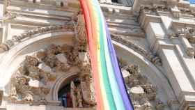 Almeida desoye a Vox y colgará la bandera LGTBI en el Ayuntamiento durante el Orgullo