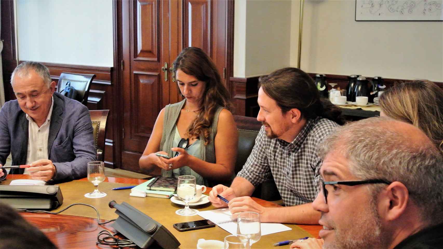 José María Álvarez (UGT), Noelia Vera, Pablo Iglesias y Unai Sordo (CCOO), reunidos en el Congreso.
