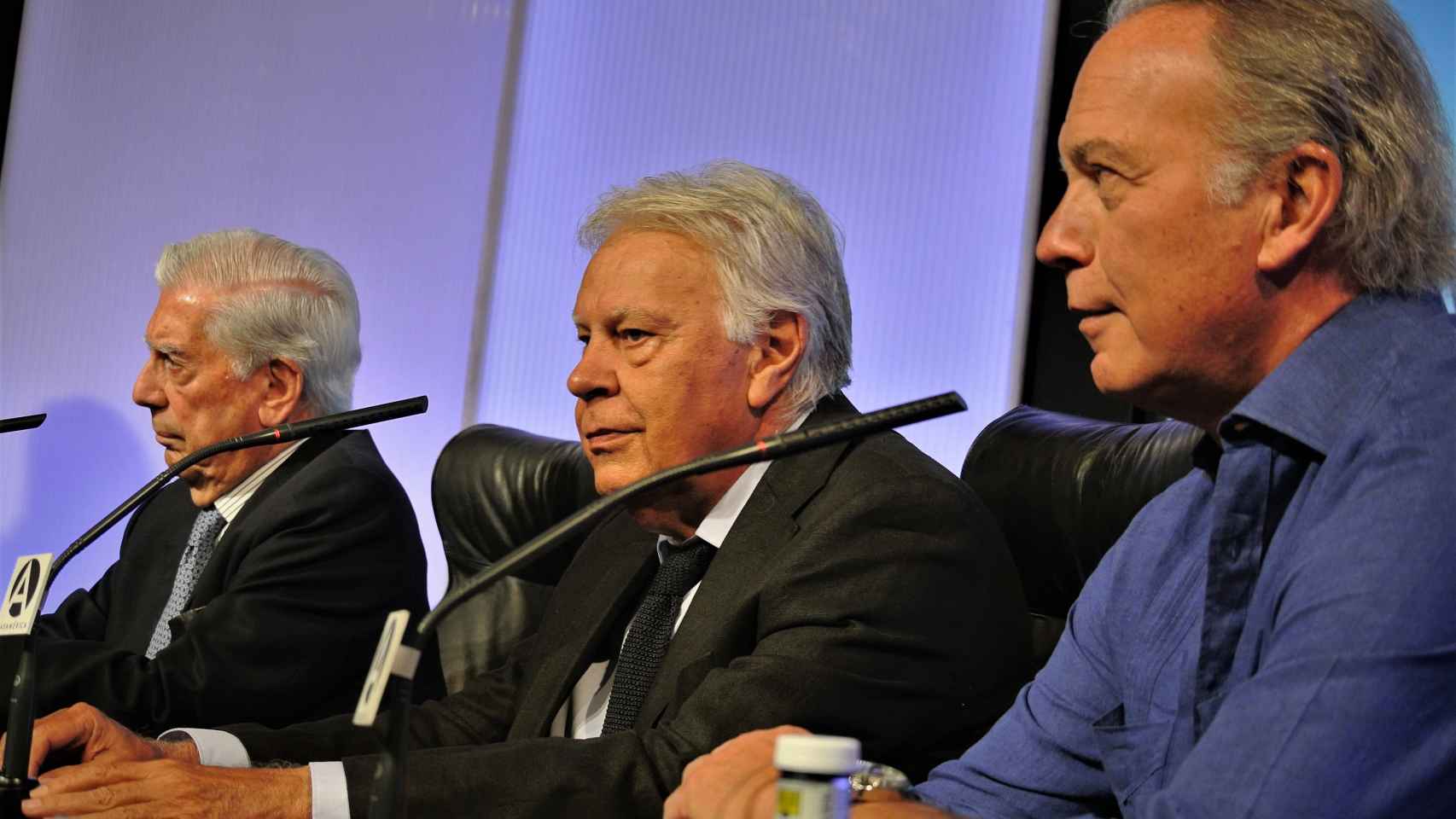 Mario Vargas Llosa, Felipe González y el moderador, Bertín Osborne, en el XII Foro Atlántico, en la Casa de América.