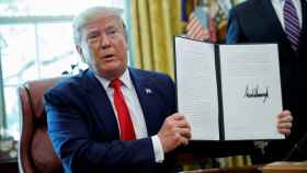 Donald Trump firma en el Despacho Oval, el decreto por el que impondrá las sanciones financieras al líder iraní y ocho de sus comandantes.
