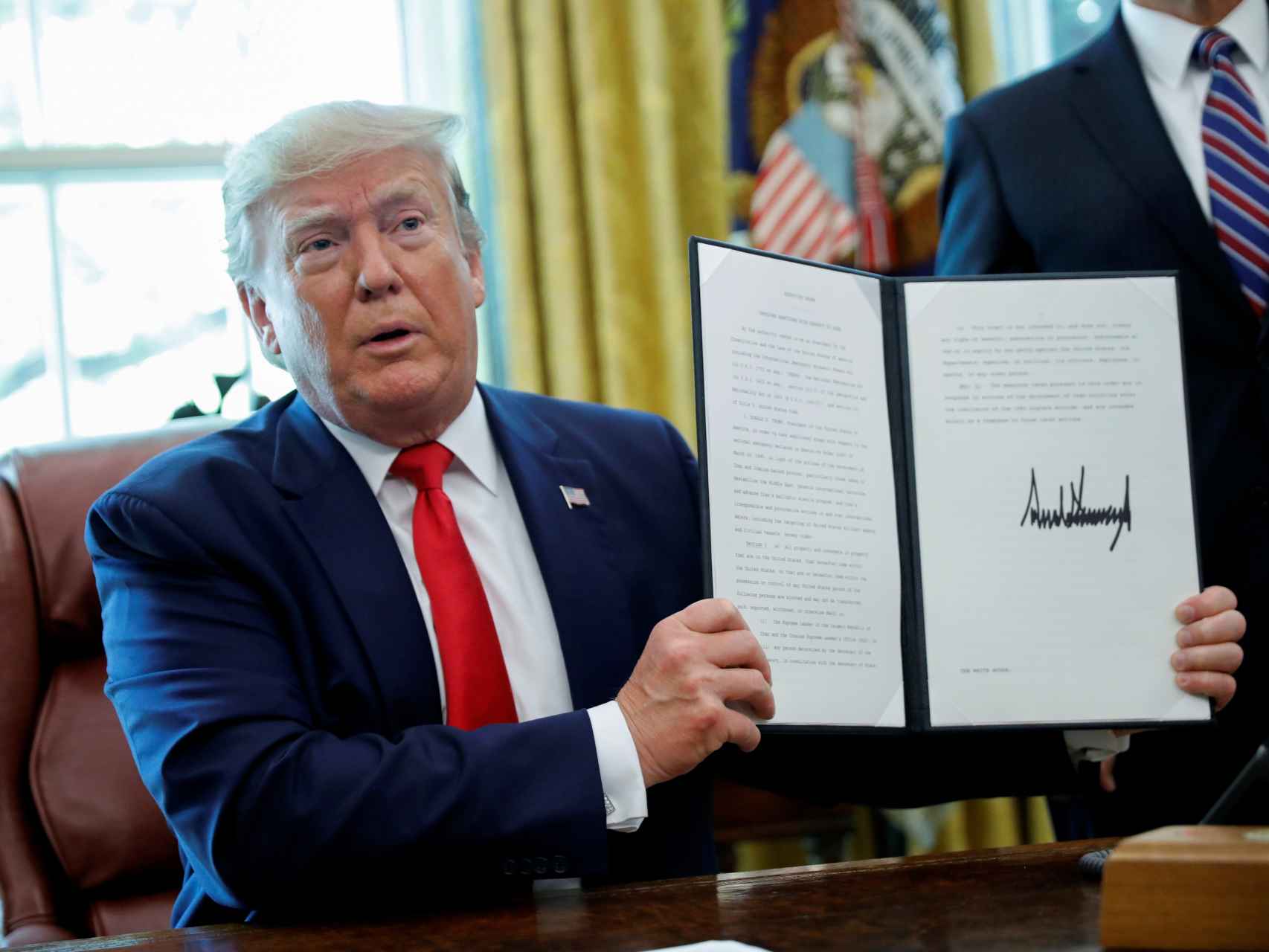 Donald Trump firma en el Despacho Oval, el decreto por el que impondrá las sanciones financieras al líder iraní y ocho de sus comandantes.