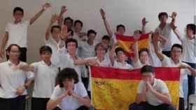 Los alumnos del colegio mallorquín posan con el brazo en alto.