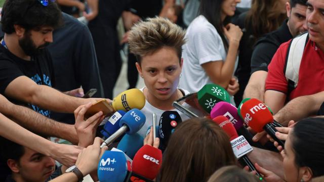 Amanda Sampedro en su llegada al aeropuerto de Madrid