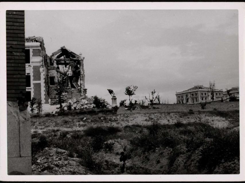 Otra toma de la Casa de Velázquez en mayo de 1938 destruida por los efectos de la artillería.