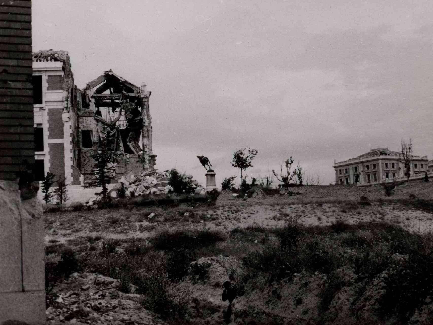 Otra toma de la Casa de Velázquez en mayo de 1938 destruida por los efectos de la artillería.