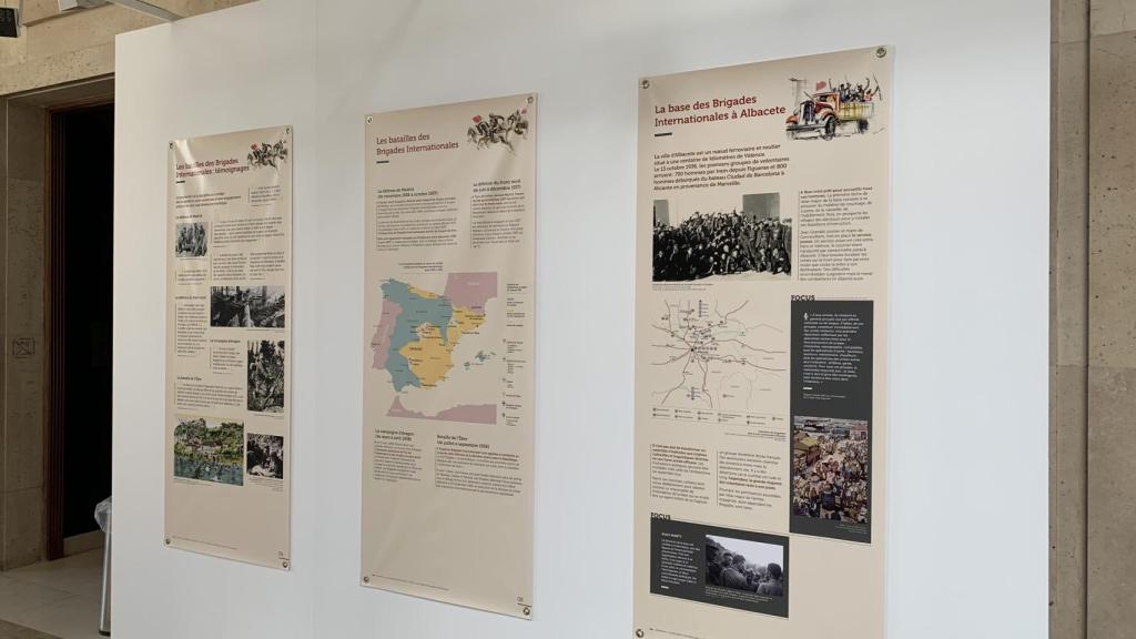 Tres de los paneles de la exposición 'Levantados antes del alba'.