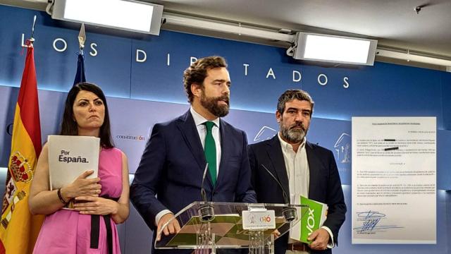 Macarena Olona, Iván Espinosa de los Monteros y Enrique Cabanas, en la sala de prensa del Congreso.