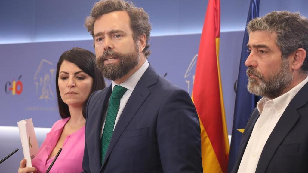 Iván Espinosa de los Monteros, entre Macarena Olona y Enrique Cabanas, en la sala de prensa del Congreso.