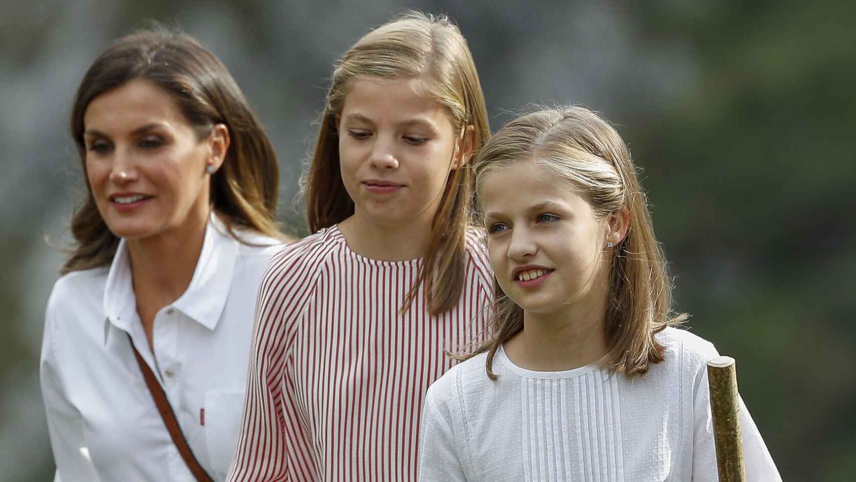 La reina Letizia y sus hijas en Asturias.