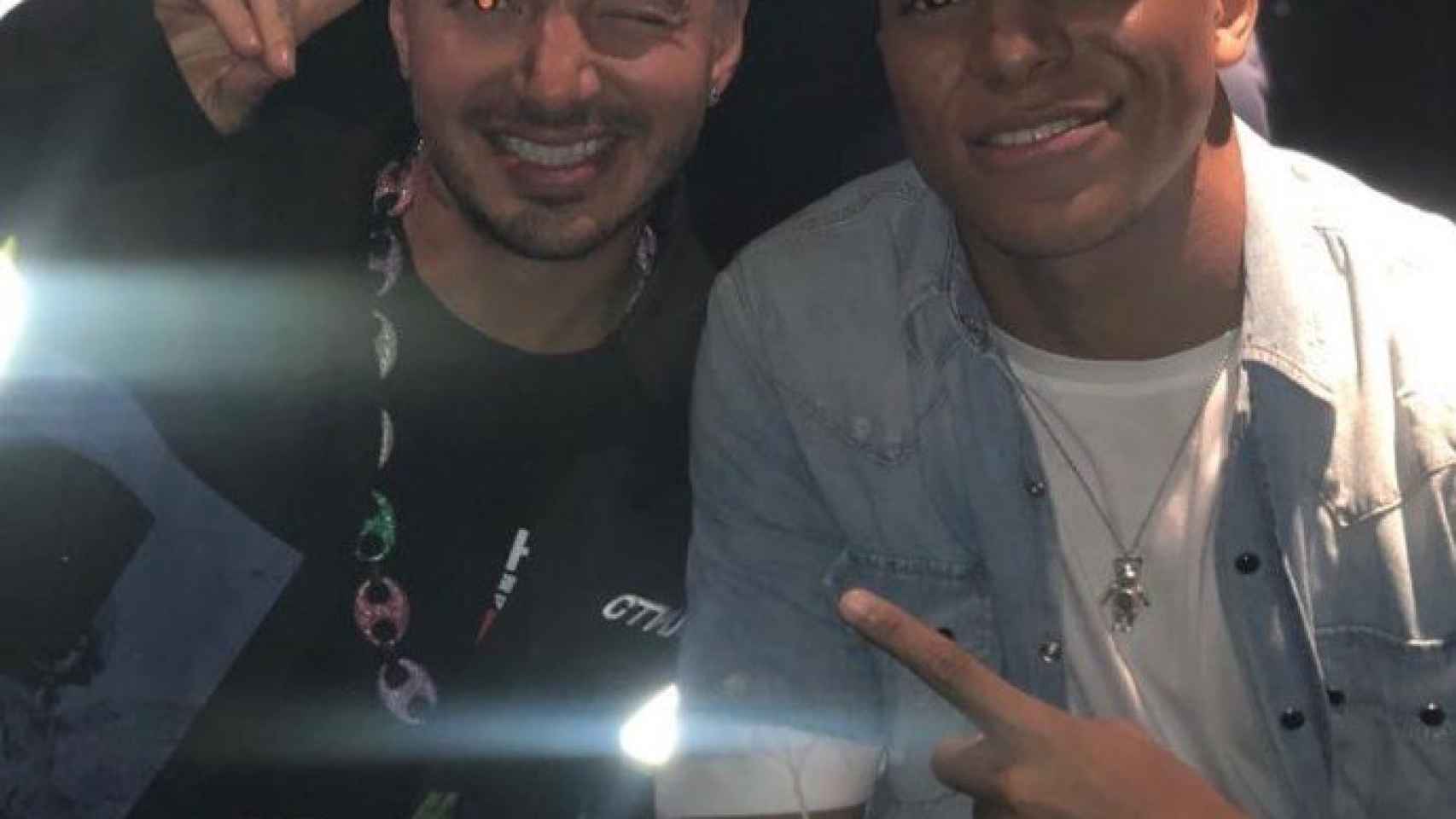 J Balvin, junto a Kylian Mbappé en Ibiza