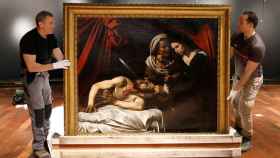 Operarios colocan el supuesto cuadro de Caravaggio.