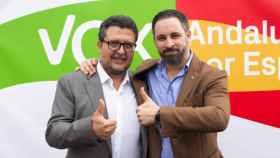 El hasta ahora presidente del grupo parlamentario Vox en Andalucía, Francisco Serrano, junto a Santiago Abascal.