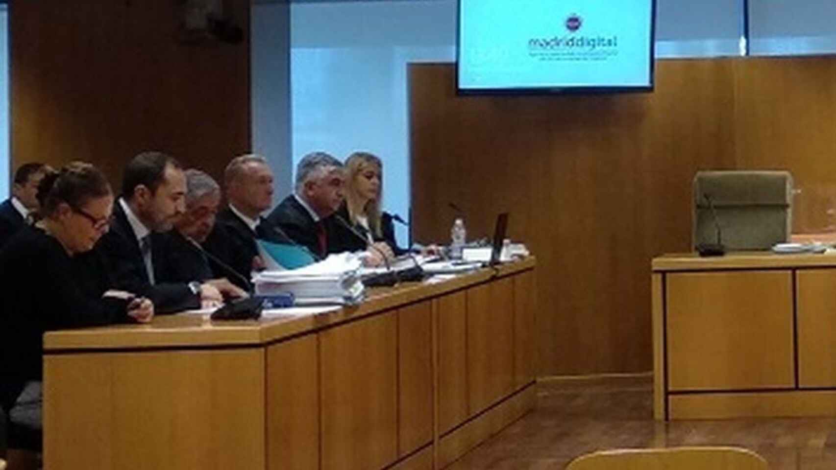 Beatriz López Doncel (izda) durante el juicio celebrado en la Audiencia Provincial de Madrid.