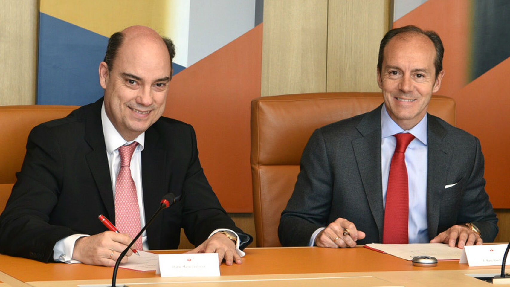 Los CEO de MAPFRE España, José Manuel Inchausti y de Santander España, Rami Aboukhair durante la firma