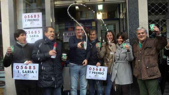 Los dueños y trabajadores de la Administración de Lotería de Bilbao celebran haber vendido el Gordo del Niño.