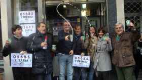 Los dueños y trabajadores de la Administración de Lotería de Bilbao celebran haber vendido el Gordo del Niño.