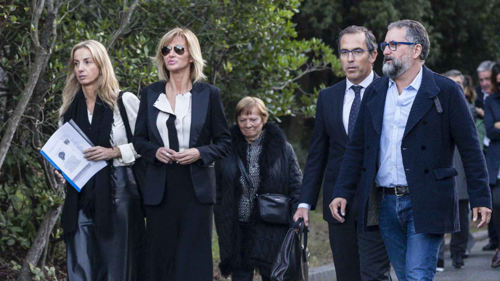 Susana Griso y algunos familiares en el entierro de su madre, Monserrat Raventós.