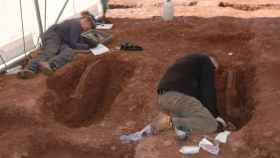 Arqueólogos trabajando en el yaciminento.