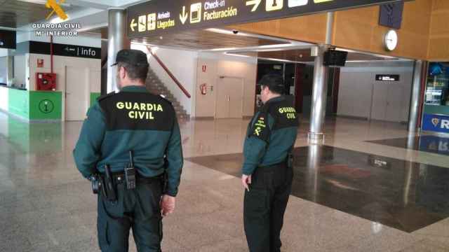Dos agentes de la Guardia Civil en un aeropuerto.