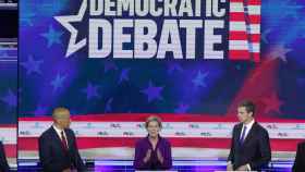 Tres de los candidatos durante el debate.