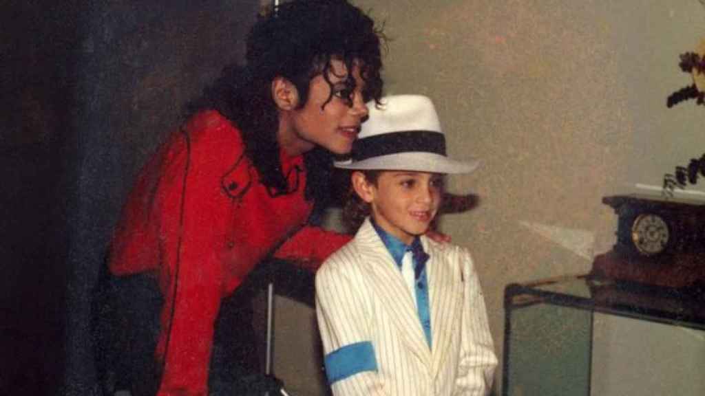 Michael Jackson posa con un niño en un fotograma de Leaving Neverland.