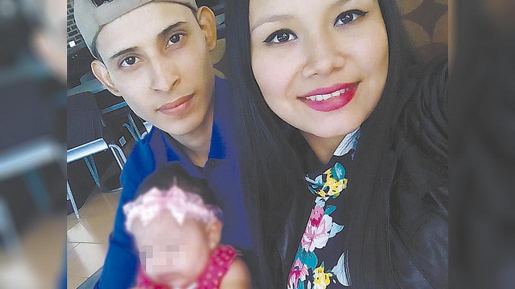 La pareja, con su hija en El Salvador, en una fotografía reciente.
