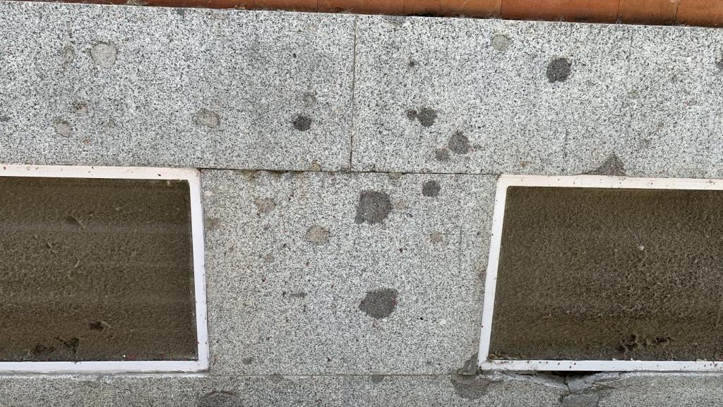 Impactos de balas recubiertos de cemento en la Facultad de Filología de la Complutense.