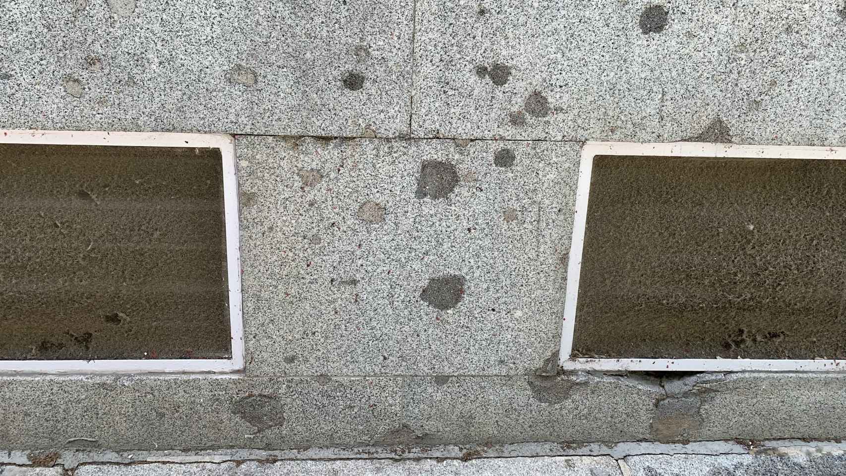 Impactos de balas recubiertos de cemento en la Facultad de Filología de la Complutense.