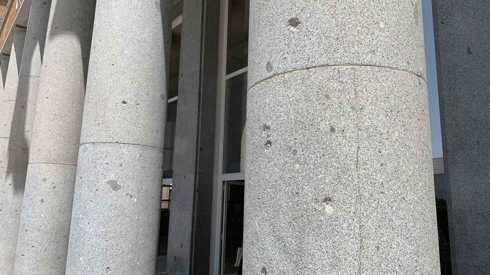 Las columnas de la entrada de la Facultad de Medicina presentan orificios de balas.