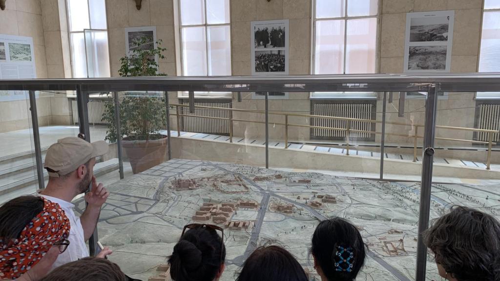 El arqueólogo del CSIC muestra a los expertos extranjeros una maqueta sobre las trincheras cavadas en CIU durante la guerra.