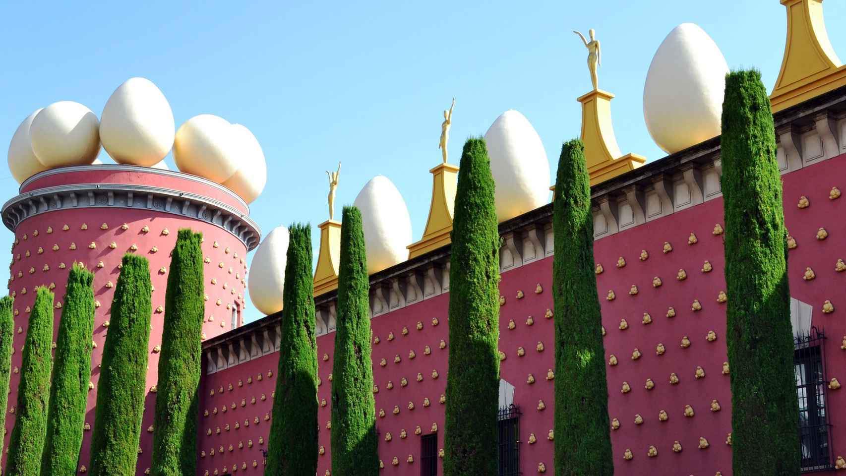 Extravagante fachada del Museo Dalí.