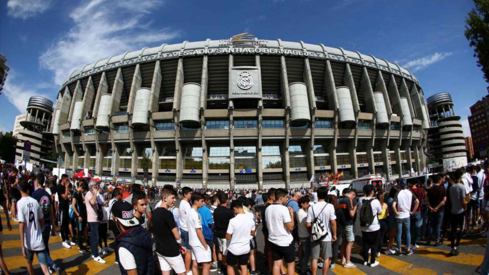 Aficionados del Real Madrid en las afueras del Santiago Bernabéu