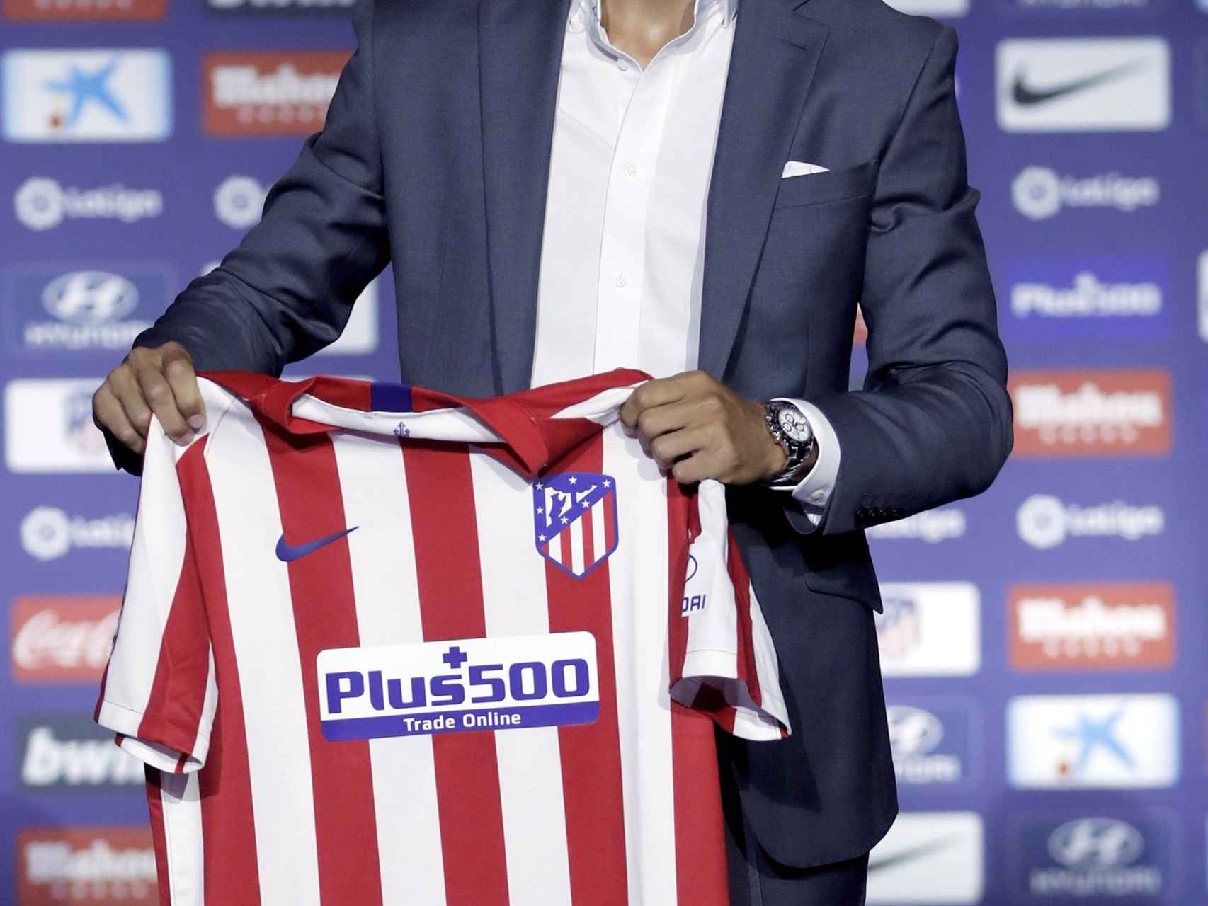 Marcos Llorente posa con la camiseta del Atlético de Madrid