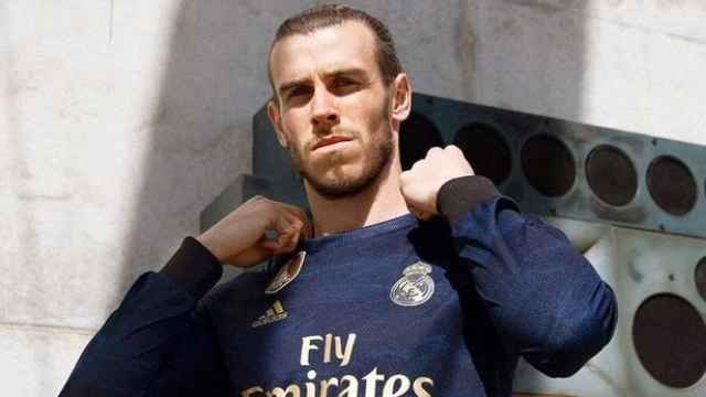 Bale presenta la segunda equipación del Real Madrid