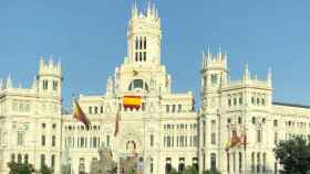 Imagen de la fachada del Ayuntamiento de Madrid con dos banderas de España.