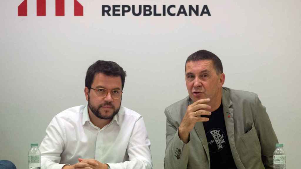 Pere Aragonès (ERC) y Arnaldo Otegi (Bildu), reunidos en la sede de Esquerra, en Barcelona.