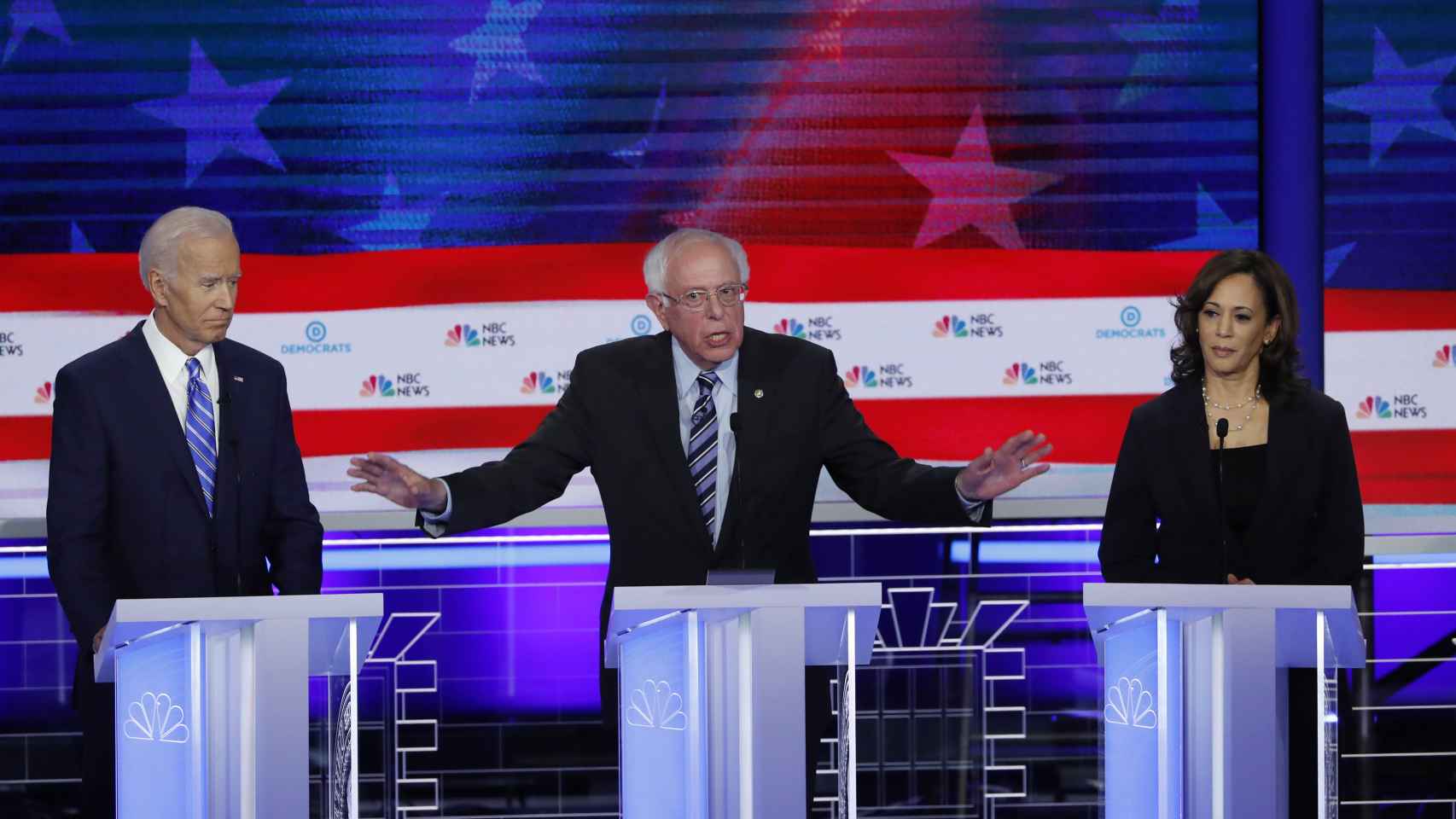 Biden, junto a Sanders y Harris, en el segundo debate demócrata celebrado en Miami.