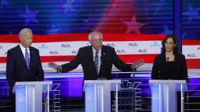 Biden, junto a Sanders y Harris, en el segundo debate demócrata celebrado en Miami.