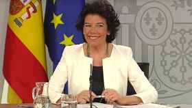 Isabel Celaá tras escuchar la psicofonía en plena rueda de prensa del Consejo de Ministros.