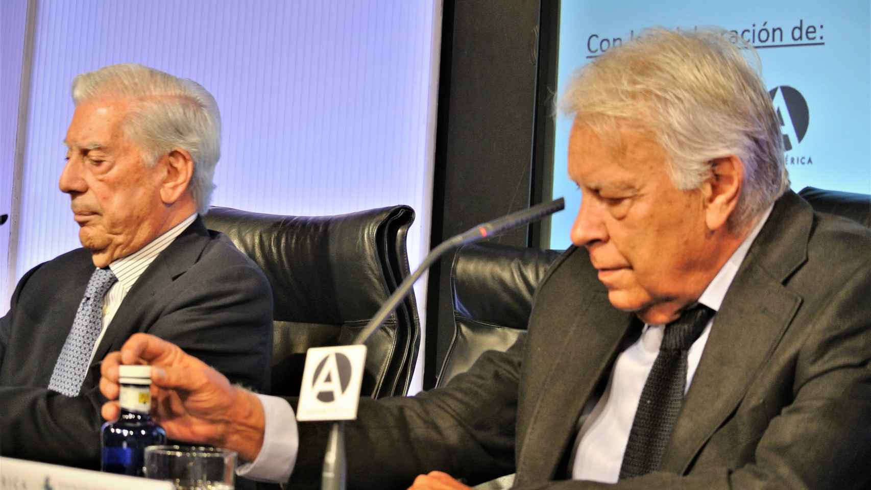 Mario Vargas Llosa y Felipe González, en el XII Foro Atlántico, en la Casa de América.