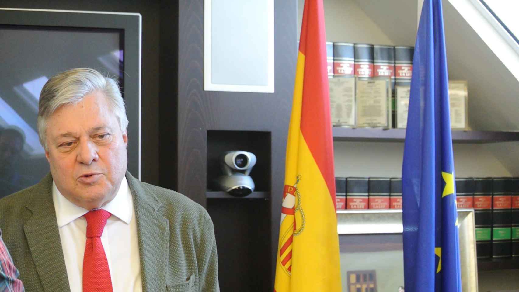 El eurodiputado Leopoldo López Gil, junto a las banderas de España y de la Unión Europea.
