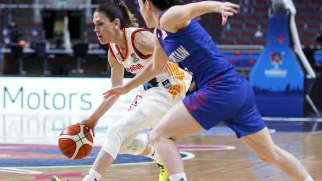 Anna Cruz ante Eilidh Simpson en el Eurobasket