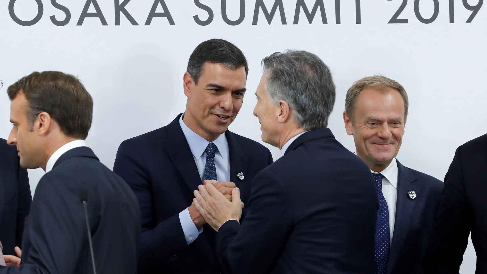 Pedro Sánchez saluda al presidente argentino Mauricio Macri en la cumbre del G-20