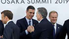 Pedro Sánchez saluda al presidente argentino Mauricio Macri en la cumbre del G-20
