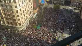 Cientos de personas defienden Madrid Central en la Gran Vía.