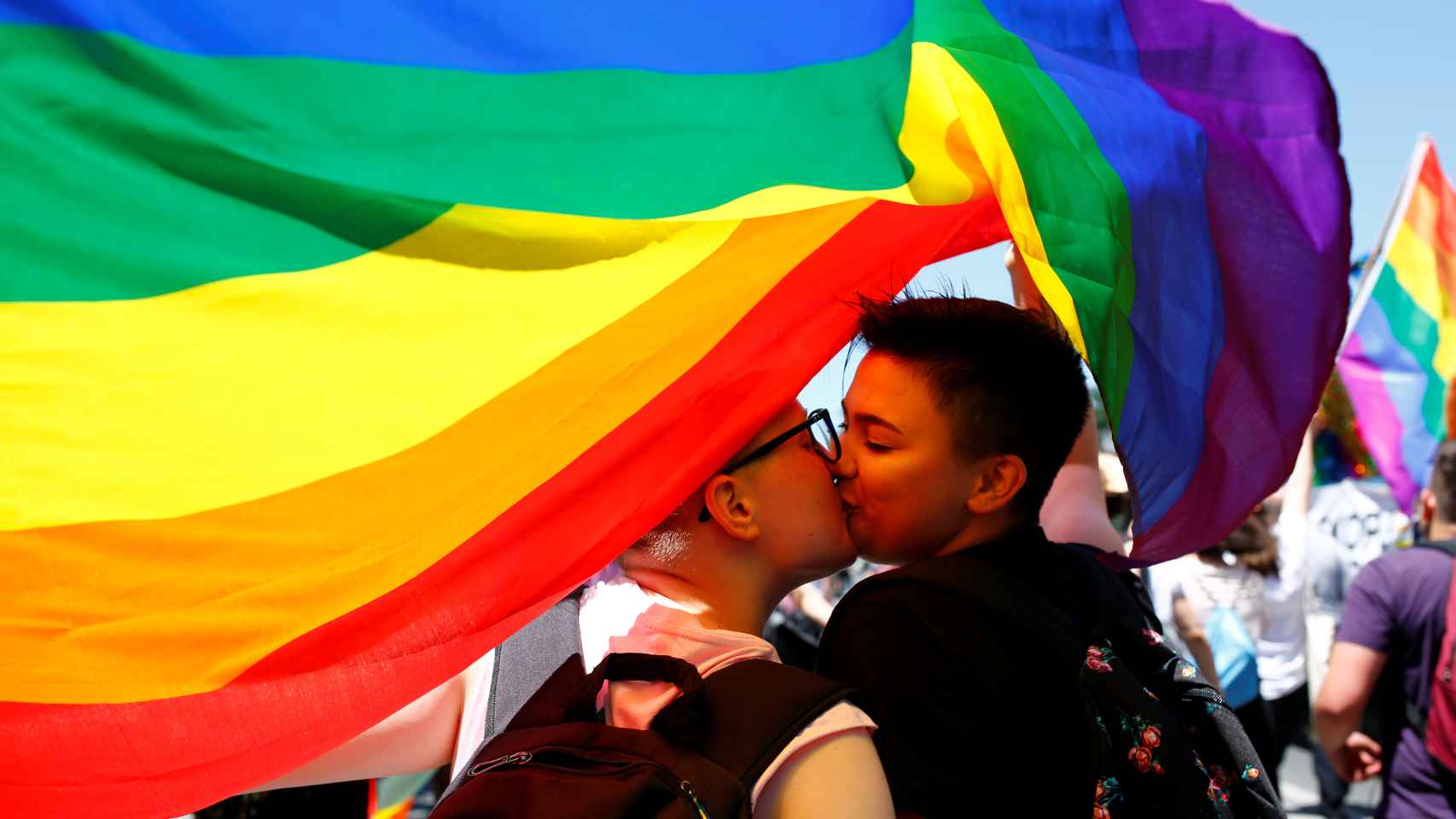 Dos jóvenes se besan durante la celebración del día del Orgullo Gay en Macedonia.
