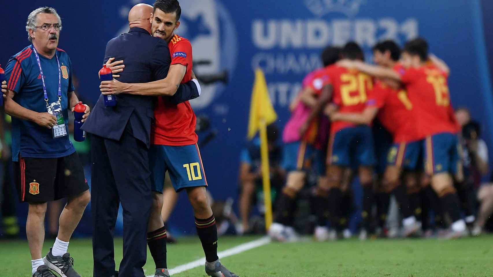 Ceballos celebra el segundo gol de España junto a Luis de la Fuente