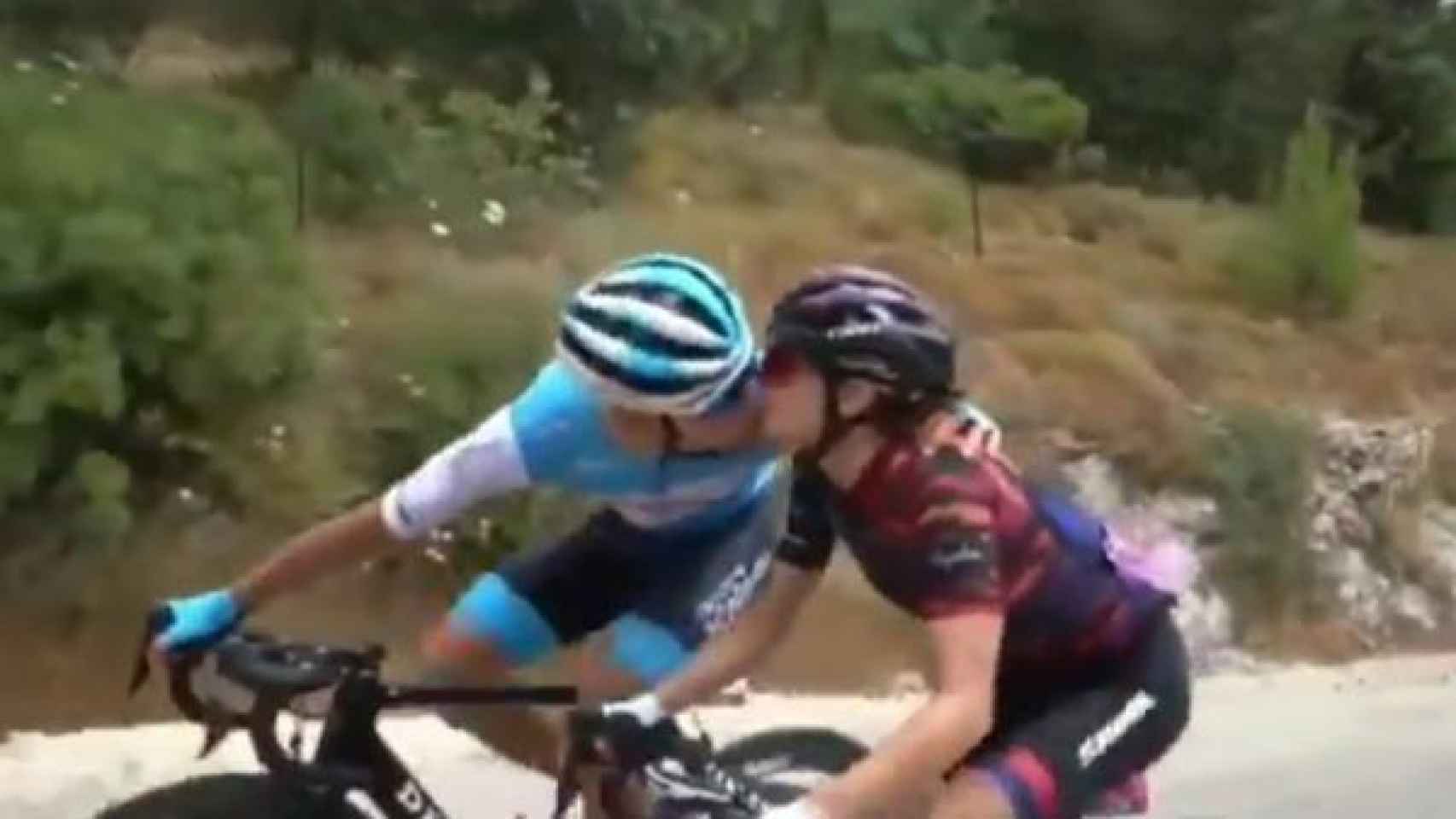 El bonito beso entre una pareja de ciclistas en plena carrera