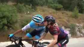 El bonito beso entre una pareja de ciclistas en plena carrera