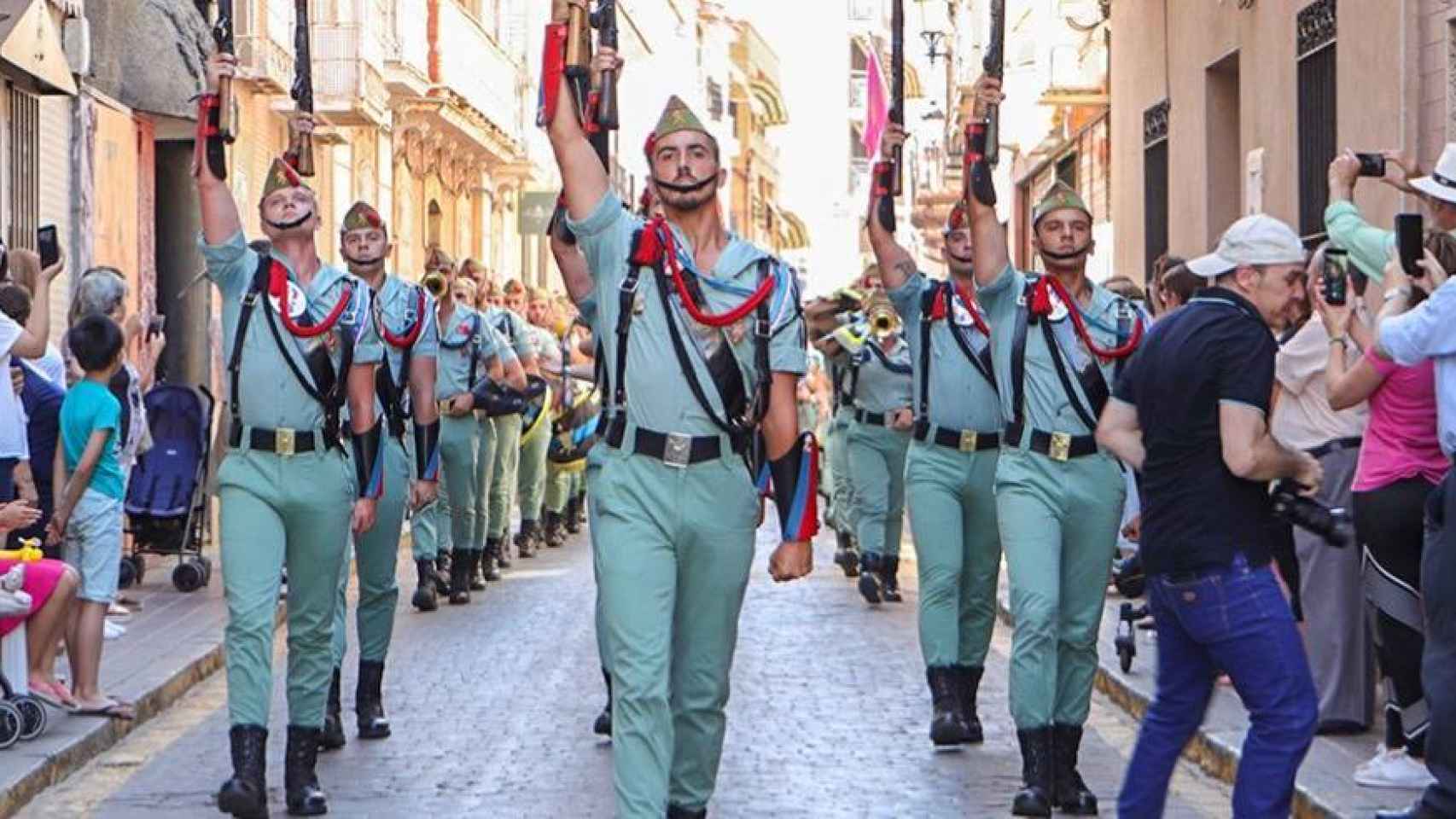 Desfile de los legionarios por las calles de Almodóvar